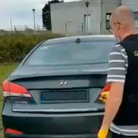 ¡Pillado! 6.000 euros de multa y seis puntos menos por utilizar un sistema remoto para tapar la matrícula de su coche