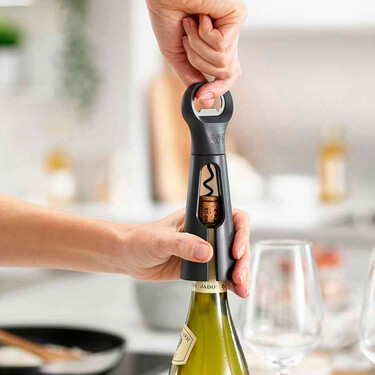 Lidl vende un sacacorchos sencillo y simple, pero perfecto si no tenemos práctica abriendo botellas de vino