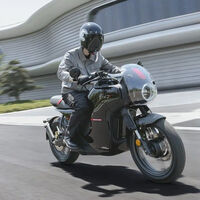 La primera moto eléctrica grande de Honda ya es real. Pero no es japonesa, sino china. Y tiene rollazo retro 