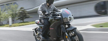 La primera moto eléctrica grande de Honda ya es real. Pero no es japonesa, sino china. Y tiene rollazo retro 