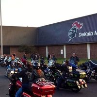 Mira a 50 moteros luchando contra el bullying. Así llevaron a clase a una víctima de 11 años