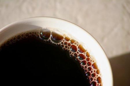 Por qué la cafeína reduce la fertilidad femenina