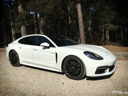 ¿Protocolo anticontaminación? Así se hacen 44 kilómetros sin emisiones en un Porsche Panamera 4 E-Hybrid de 462 CV