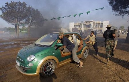 Los rebeldes se hacen con el Fiat 500 eléctrico de Gadafi