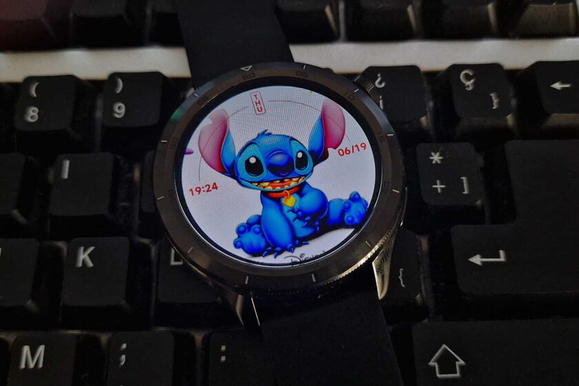 Cómo puedes llevar a Stitch en tu muñeca: así se personaliza el fondo de los relojes Xiaomi y Redmi Watch con las imágenes que quieras y que vayan rotando 