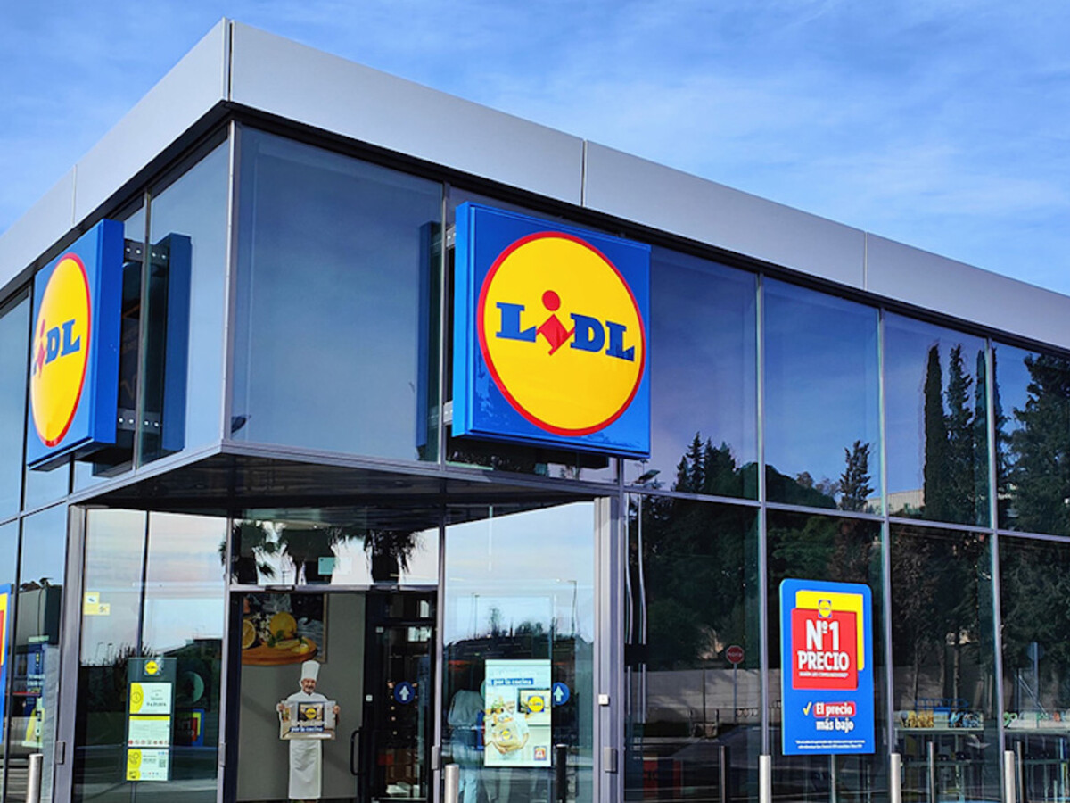 Cuerpo desnudo de Karo Vargas al amanecer