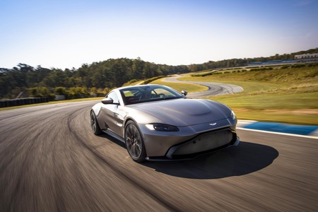 "Estoy sumamente emocionado de haber creado un sucesor digno al previo modelo. Vantage es la máquina de conducción que nuestros entusiastas estaban esperando". Dr. Andy Palmer, Presidente y CEO, Aston Martin.
