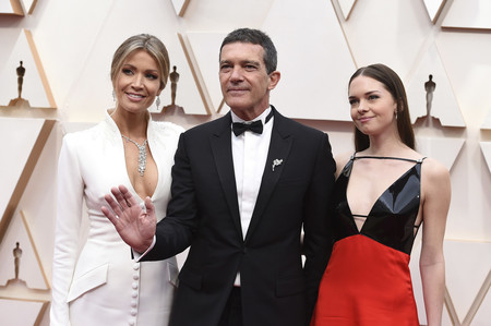 Me he leído la primera columna de Stella del Carmen en Vanity Fair para comprobar si la hija de Banderas es la nueva Anne Hathaway de este 'El diablo se viste de Zara'