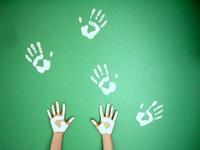 Una buena idea: decorar las paredes con la manos pintadas de los niños 