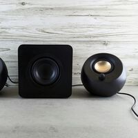 ¿Tienes unos viejos altavoces de ordenador en casa? No los tires, ya que tienes un tesoro gratuito para mejorar el sonido de tu televisor