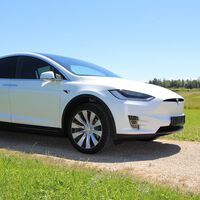Conductor de un Tesla se queda dormido con el piloto automático activo: 40 kilómetros después es detenido y ahora enfrenta serios cargos