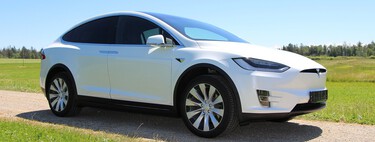 Conductor de un Tesla se queda dormido con el piloto automático activo: 40 kilómetros después es detenido y ahora enfrenta serios cargos