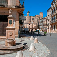 El pueblo ideal para comer cordero asado en horno de leña y visitar su castillo medieval 