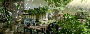 Jysk tiene una lámpara solar ideal para la terraza o jardín: parece una luna llena y se enciende sola cuando anochece 