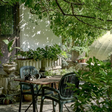 Jysk tiene una lámpara solar ideal para la terraza o jardín: parece una luna llena y se enciende sola cuando anochece 