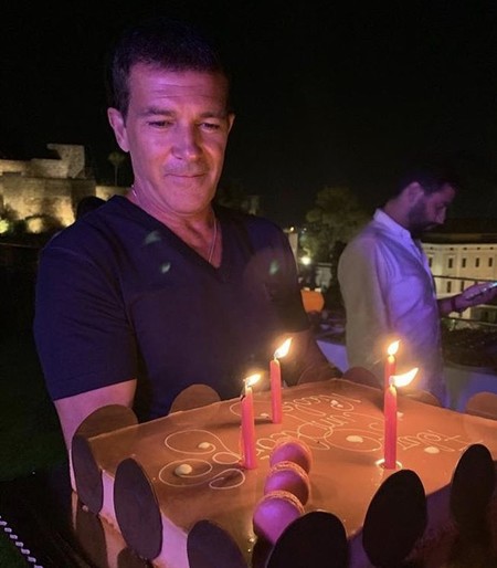 Antonio Banderas celebra su 60 cumpleaños positivo (en coronavirus)
