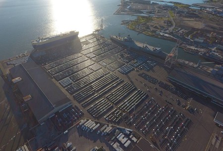 Estos son 4.000 Tesla Model 3 esperando en el puerto de San Francisco para 'invadir' Europa