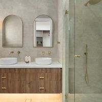 Si vas a cambiar tu bañera por tu ducha, este tipo que hace que tu baño parezca más grande y se limpie mejor