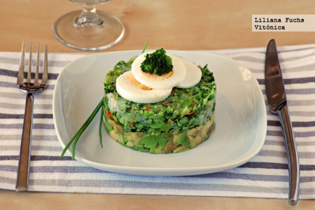 Tartar templado de verduras con aguacate y huevo. Receta saludable