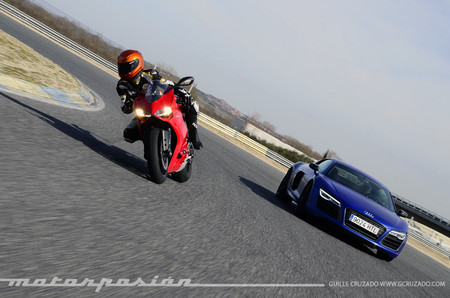 Audi R8 V10 Plus vs Ducati 899 Panigale