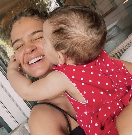 Laura Escanes utiliza el lenguaje de signos para comunicarse con su bebé de ocho meses: en qué consiste y qué beneficios tiene
