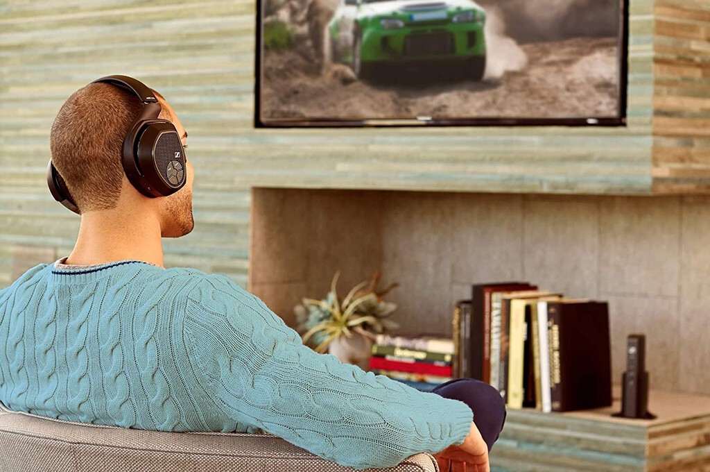 Conectar unos auriculares a tu Smart TV puede ser mejor que una barra de sonido o altavoces: cuándo conviene y cómo puedes hacerlo