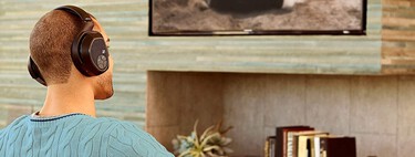 Conectar unos auriculares a tu Smart TV puede ser mejor que una barra de sonido o altavoces: cuándo conviene y cómo puedes hacerlo