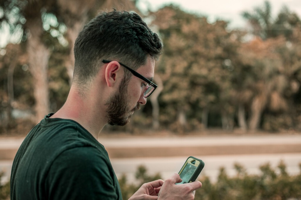 El dolor de cuello por usar mucho el móvil tiene nombre: se llama 'text ...