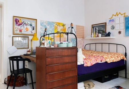 Una buena idea: aislar el escritorio en el dormitorio con una cómoda de cajones