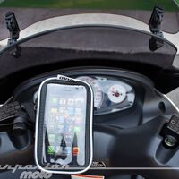 Llevar el móvil en el soporte de la moto puede dañarlo, advierte Apple (y también vale para Android)