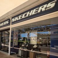 Skechers está de rebajas y liquida a mitad de precio una de sus zapatillas más cómodas para no parar en todo el día