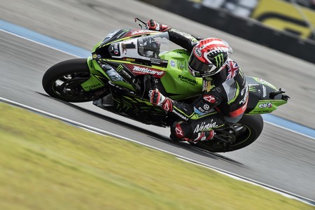 Jonathan Rea recupera la senda de la victoria en Tailandia con un enorme Xavi Forés en segunda plaza