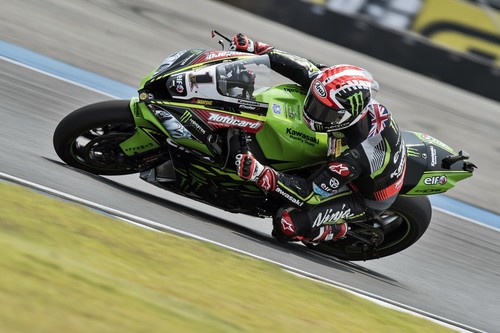 Jonathan Rea recupera la senda de la victoria en Tailandia con un enorme Xavi Forés en segunda plaza