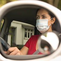 No, el retrovisor del coche no es un buen perchero para la mascarilla, y de hecho hasta te podría costar una multa