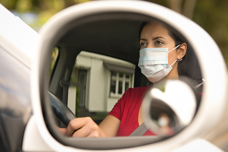 No, el retrovisor del coche no es un buen perchero para la mascarilla, y de hecho hasta te podría costar una multa