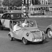 La corta vida del Biscúter: el microcoche que se aparcaba levantándolo a mano y que triunfó en España cuando nadie podía comprarse un coche