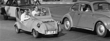 La corta vida del Biscúter: el microcoche que se aparcaba levantándolo a mano y que triunfó en España cuando nadie podía comprarse un coche
