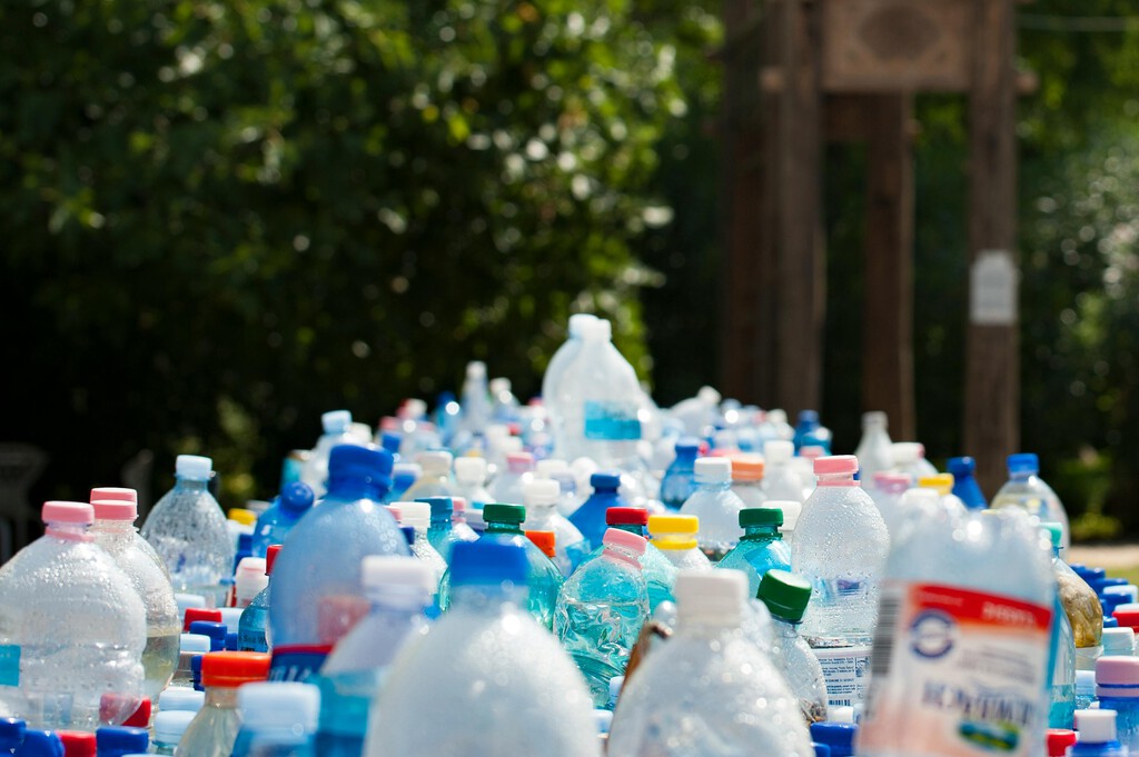 Llegan cambios a las botellas y briks de plástico tras los polémicos tapones unidos: esta es la novedad 