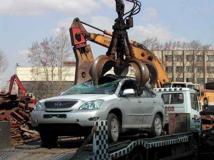 Lexus RX destrozado por una grúa