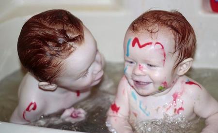 niños bañera pintura