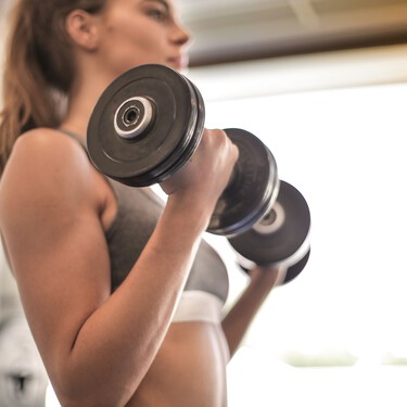 Los entrenadores coinciden: "Después de los 40, los brazos pierden masa muscular y es necesario hacer ejercicios de fuerza" 