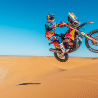 Tiene 20 añitos, le apodan el 'niño prodigio' español, entrena con Marc Márquez, y acaba de comerse a los más veteranos del Dakar