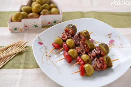 Banderillas de encurtidos con anchoa, pimiento y tomate seco: receta de aperitivo saludable