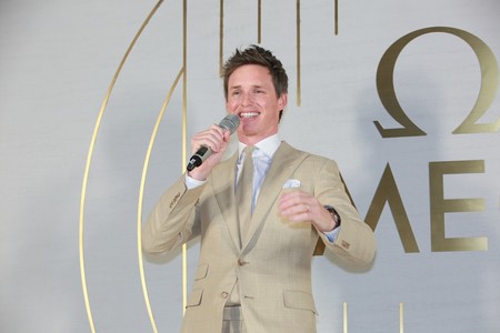 Eddie Redmayne combina el traje con la corbata y consigue un look sobresaliente