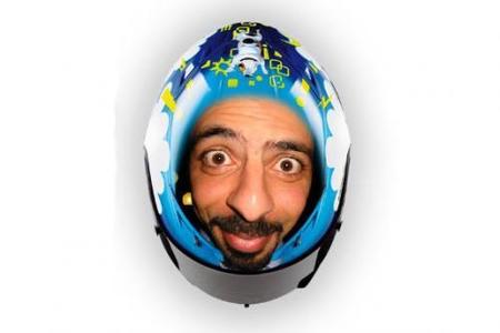 Hazte un casco como el de Rossi con tu cara