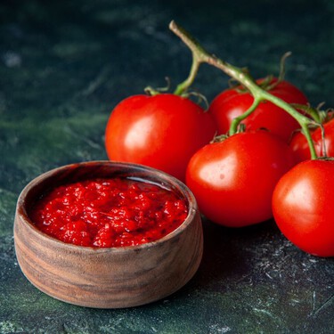 Hacer salsa de tomate está muy bien, pero tiene un problema. Queda mucho mejor si usas lo que todo el mundo suele tirar a la basura 