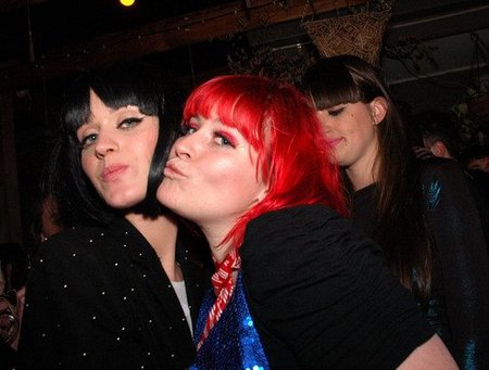 Katy Perry, con nuevo look, se desata en una fiesta lésbica