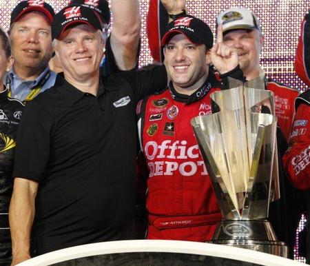 Tony Stewart vence en Homestead y consigue su tercer título