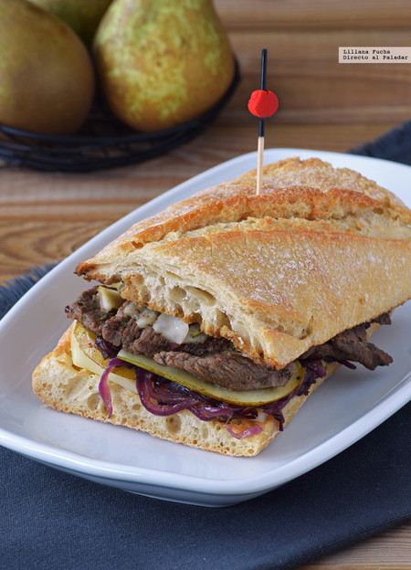 Bocadillo de ternera con cebolla morada caramelizada, pera y provolone: receta para la cena