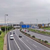 Ni peajes, ni bicis, ni coches eléctricos: lo que dice el programa de VOX en transporte y movilidad